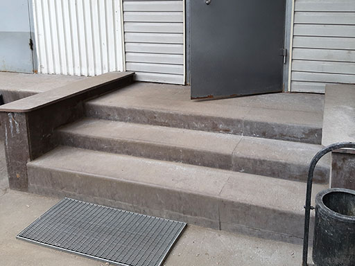 Облицовка бетонной лестницы магазина на Планерной спустя 2 года