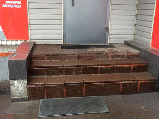 Облицовка бетонной лестницы на улице Планерной через 2 года
