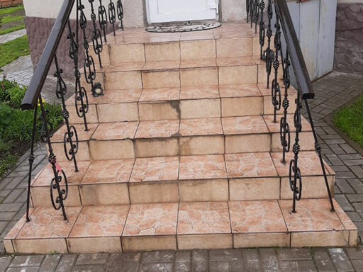 Облицовка лестницы в доме д. Платунино