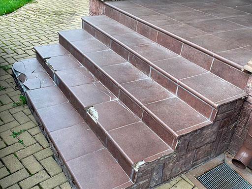Отделка лестниц из бетона в частном доме в Подольске