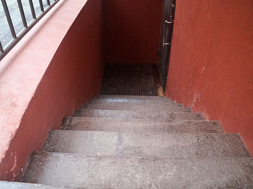 Бетонная лестница, ведущая в подвал здания