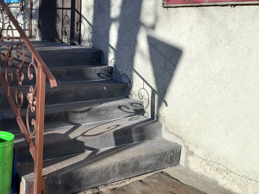 Монтаж подвальных лестниц