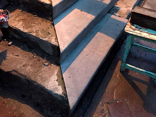 Облицовка лестницы крыльца дома в СНТ Поляны до ремонта