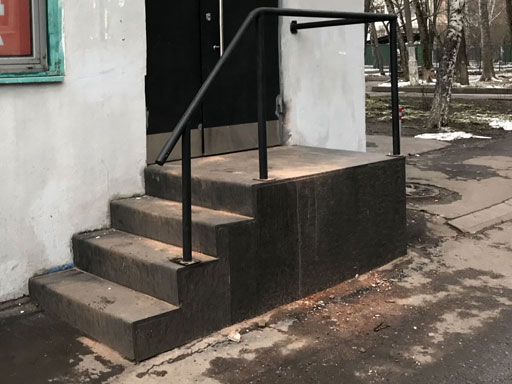 Облицовка лестницы из бетона возле дома по ул. Пришвина, 21