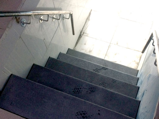 Облицовка ступеней бетонной лестницы и захода в воду в бассейне Радуга