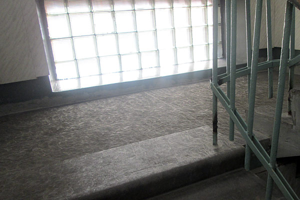 Облицовка бетонной лестницы и площадки в бассейне Радуга