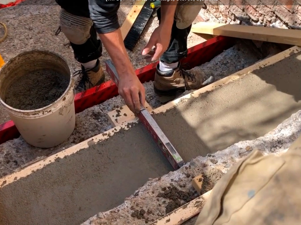 Как отремонтировать бетонную дорожку. Ремонт бетонной ленты. Реставрация бетонной лестницы. Как отремонтировать бетонную шубу.