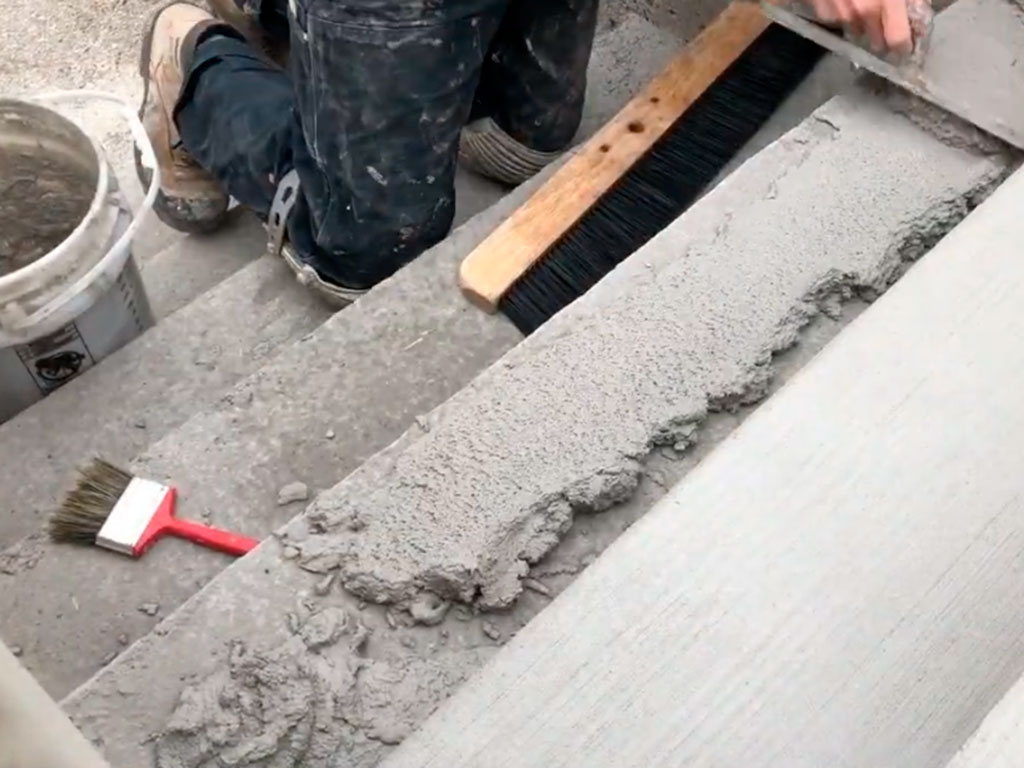 Как отремонтировать бетонную дорожку. Реставрация бетонных ступенек. Ремонт бетонной ленты. Ремонт бетонных ступеней зимой варианты. Как отремонтировать бетонную шубу.
