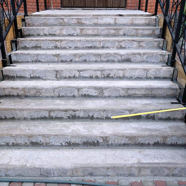 Облицовка бетонной лестницы монолитными накладками