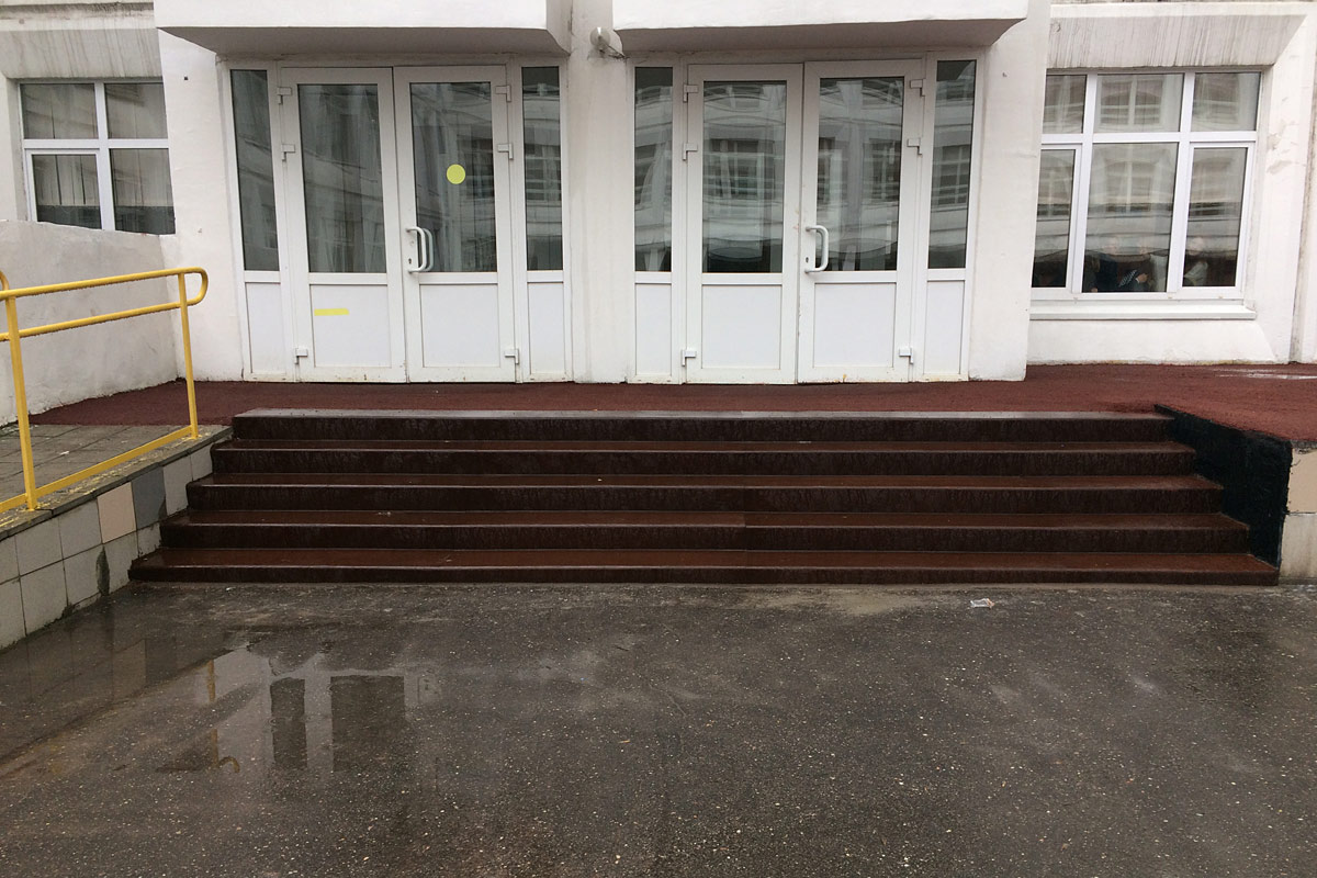 Ремонт бетонной лестницы в школе