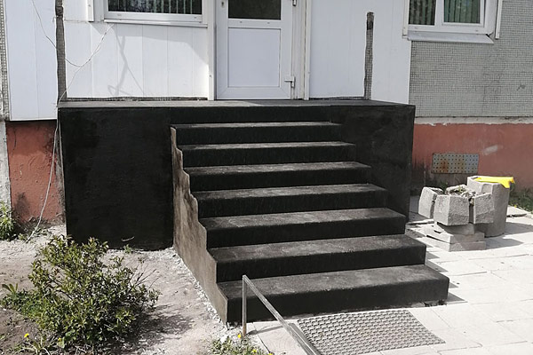 Облицовка бетонной лестницы магазина в Твери