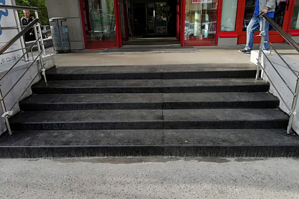 Ремонт уличных лестниц торгового центра