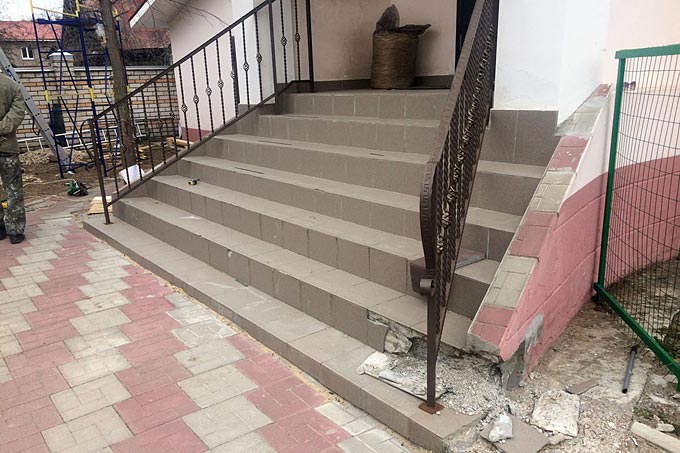 Облицовка бетонной лестницы после демонтажа керамогранита