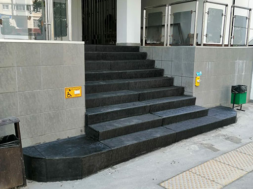 Готовые ступени для облицовки лестниц Райффайзенбанка на ул. Грина, 11 в Москве