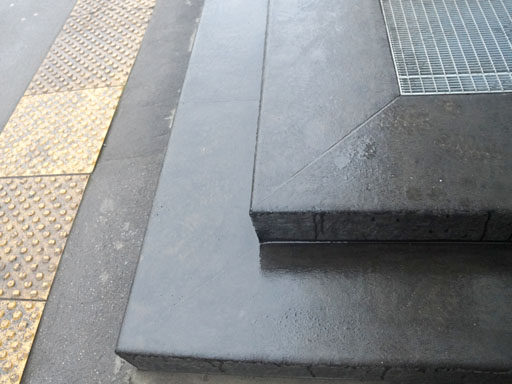 Облицовка бетонной лестницы крыльца банка