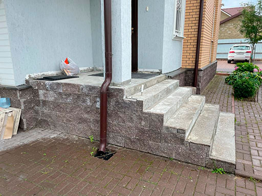 Отделка лестниц из бетона дома в деревне Руднево Троицкого района
