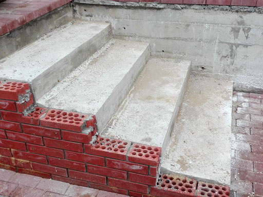 Облицовка бетонной лестницы ТЦ на ул. Советской в Щелково