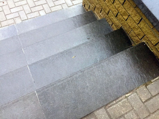Облицовка уличной лестницы офиса СДЭК в Твери
