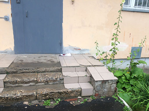 Лестницы крыльца МКД на улице Склизкова до облицовки