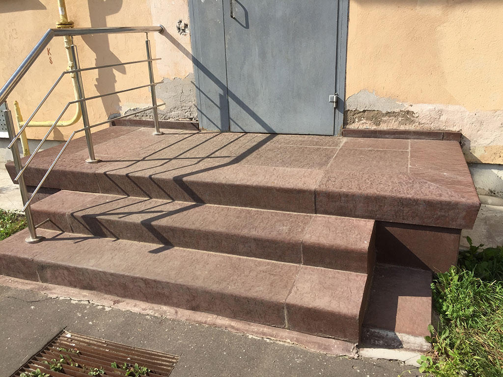 Лестница на крыльцо многоквартирного дома на улице Склизкова