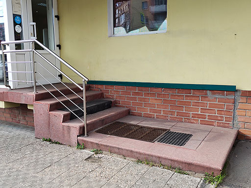 Лестница на крыльцо магазина канцтоваров спустя 7 лет после ремонта