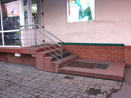 Лестница на крыльцо магазина канцтоваров 