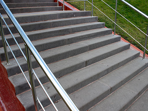 Облицовка C3 ступеней бетонных лестниц на социальных объектах