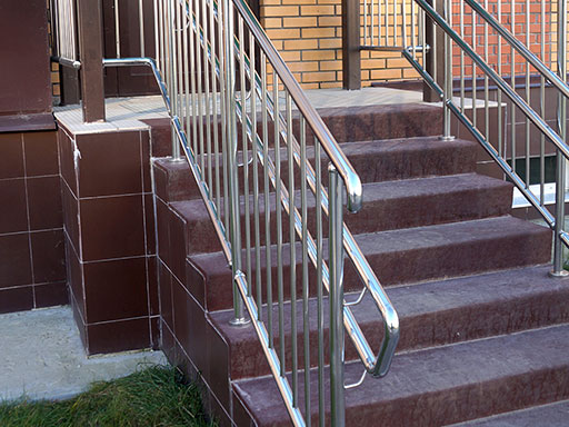Облицовка ступеней бетонных лестниц на соцобъектах