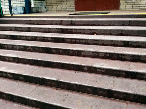 Облицовка ступеней бетонных лестниц на социальных объектах. Фото