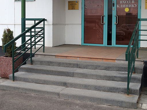 Облицовка входных лестниц на социальных объектах. Фото