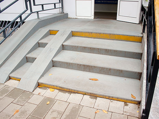 Облицовка ступенек бетонных лестниц на социальных объектах. Фото