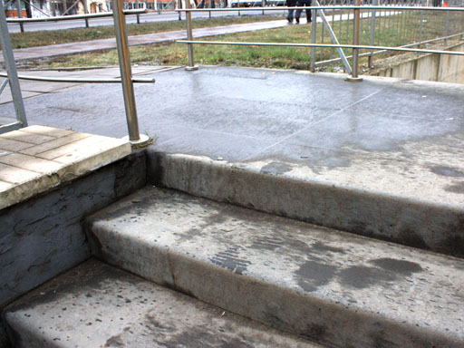 Облицовка бетонной лестницы в ТЦ Солнечногорска