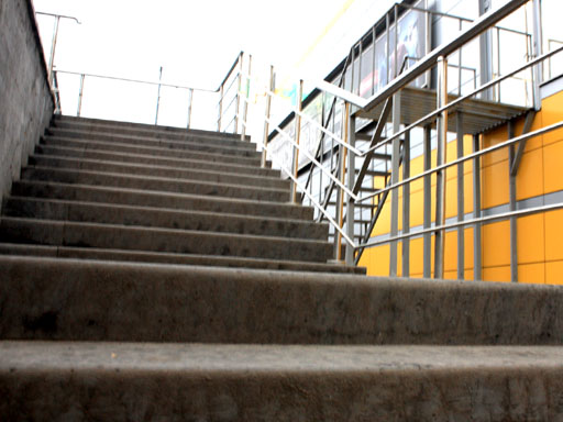 Облицовка бетонной лестницы в ТЦ Солнечногорска