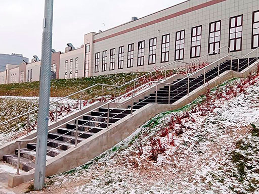 Наружная лестница на улице Бадаева в СПб после облицовки