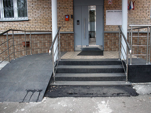 Облицовка лестницы своими руками в многоквартирном доме, что на столичной улице Большая Черкизовская 5, корпус 1
