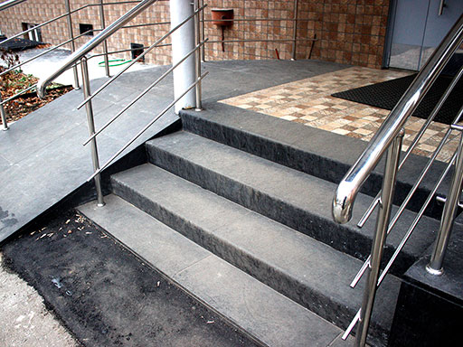 Облицовка бетонной лестницы своими руками в многоквартирном доме, что на столичной улице Большая Черкизовская 5, корпус 1