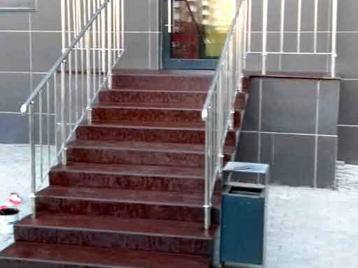 Облицовка лестницы ступенями с капиносом 