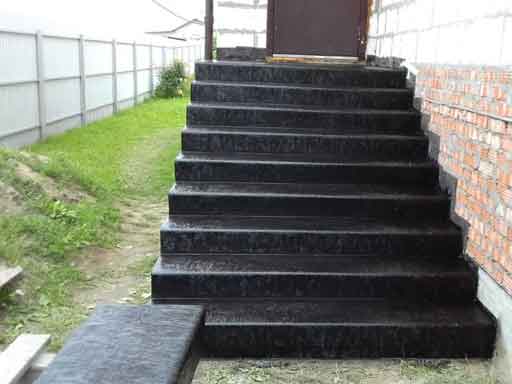 Облицовка лестницы ступенями с капиносом 
