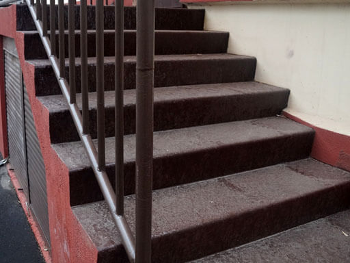 Облицовка ступеней лестницы в стиле хай тек