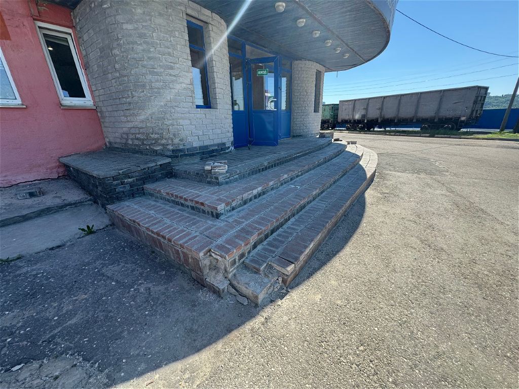 Разрушенные ступени проходной до облицовки