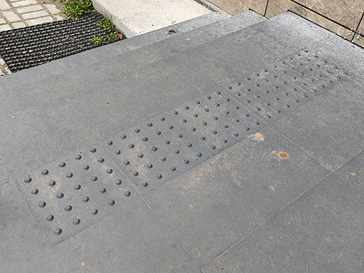 Облицовка ступеней уличной лестницы тактильной плиткой и накладками С3