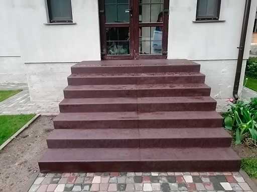 Наружная лестница из бетона к дому