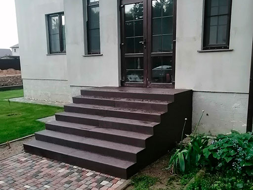 Наружная лестница к частному дому