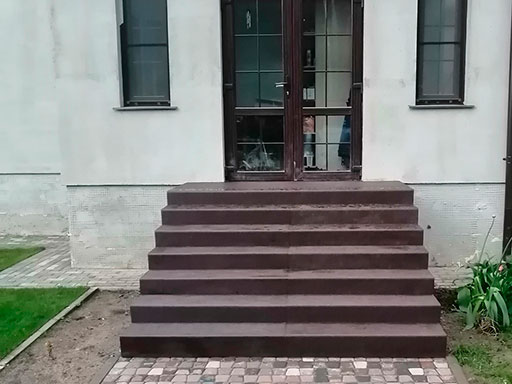 Крыльцо из бетона к дому