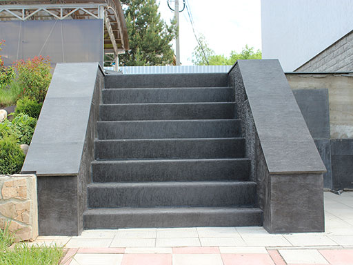 Облицовка ступеней бетонной лестницы в Тендиково