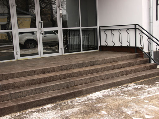 Облицовка бетонной лестницы коммерческого здания в Твери