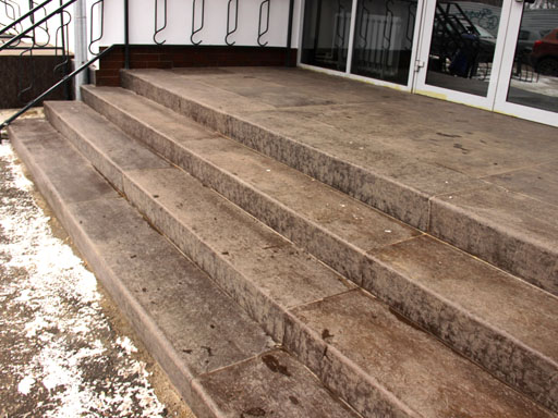 Облицовка бетонной лестницы коммерческого здания в Твери