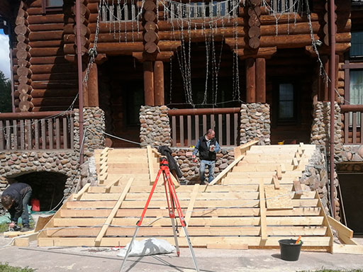 Монтаж бетонной лестницы дома в Тверской области