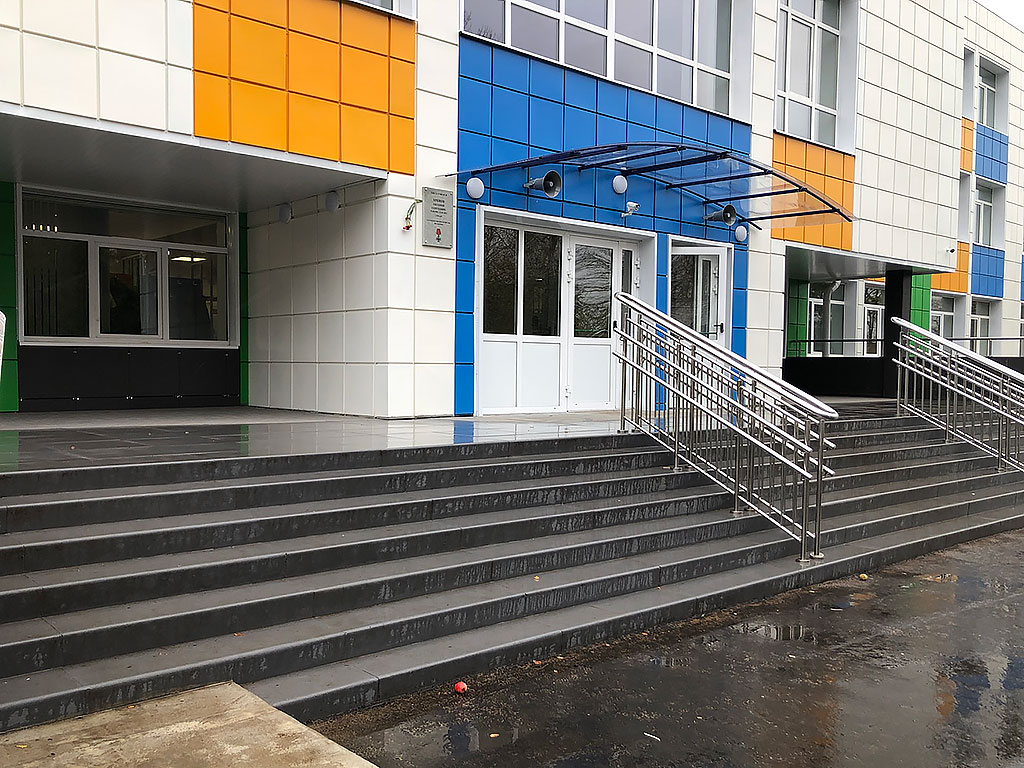 Облицовка бетонной лестницы школы в с. Медное Тверской области