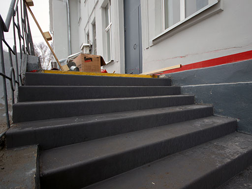 Бетонная лестница крыльца на станции Торжок после облицовки